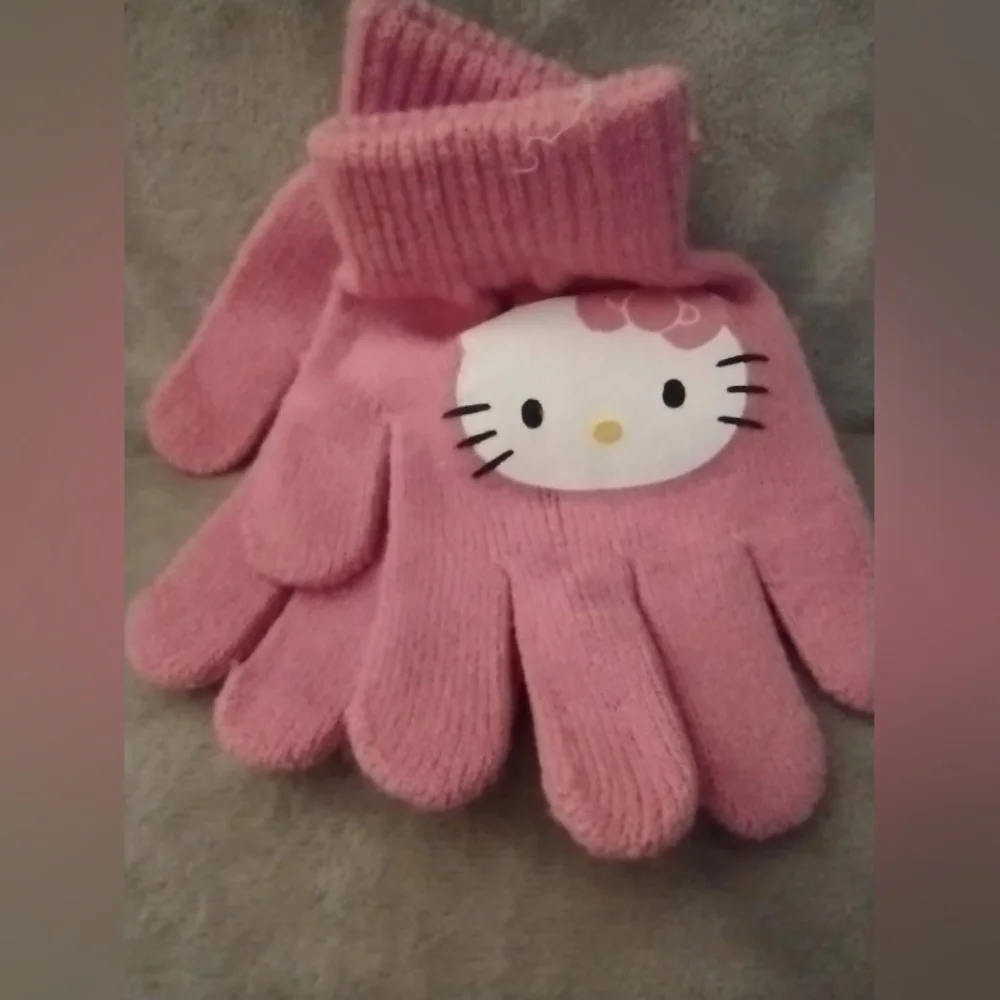 Hello Kitty Mittens - Picture 2 of 2